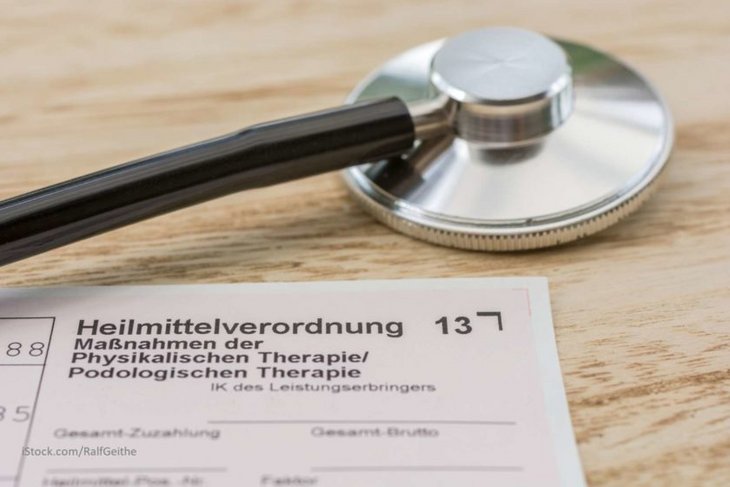 Relief of pain by prescribing physiotherapy with a drug prescription with the German text "Remedies Regulation measure of physical therapy and podiatry therapy"