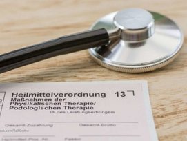 Relief of pain by prescribing physiotherapy with a drug prescription with the German text "Remedies Regulation measure of physical therapy and podiatry therapy"