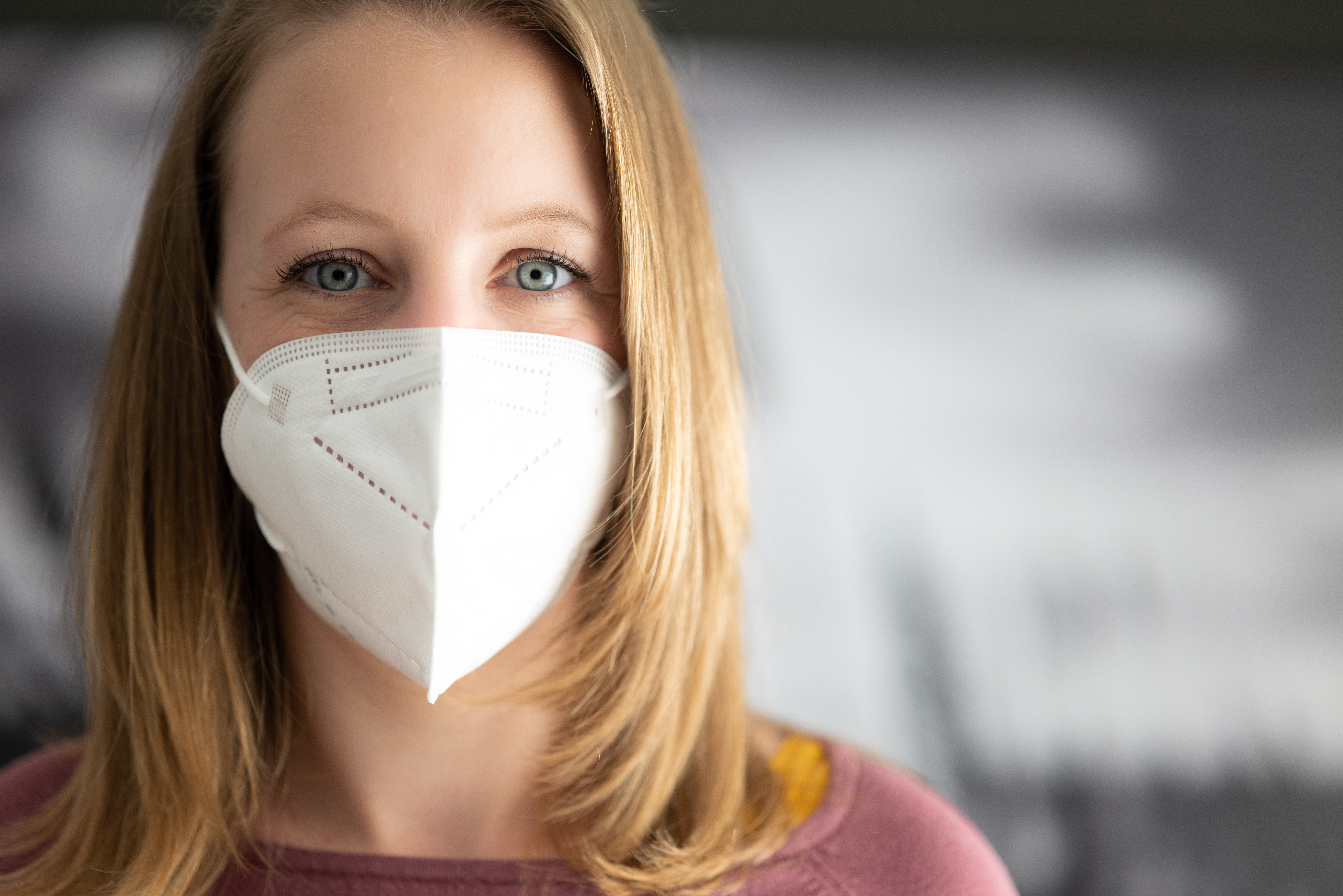 Junge Frau mit FFP2 Maske
