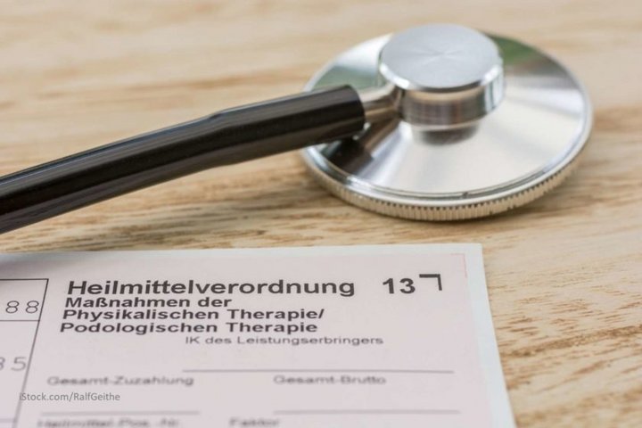 Relief of pain by prescribing physiotherapy with a drug prescription with the German text "Remedies Regulation measure of physical therapy and podiatry therapy"